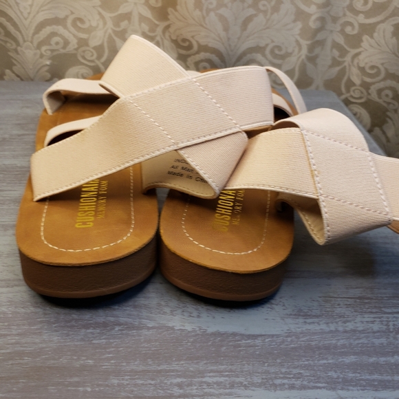 Cushionaire Memory Foam Sandals with Ankle-Straps Size 7½ - Picture 3 of 10